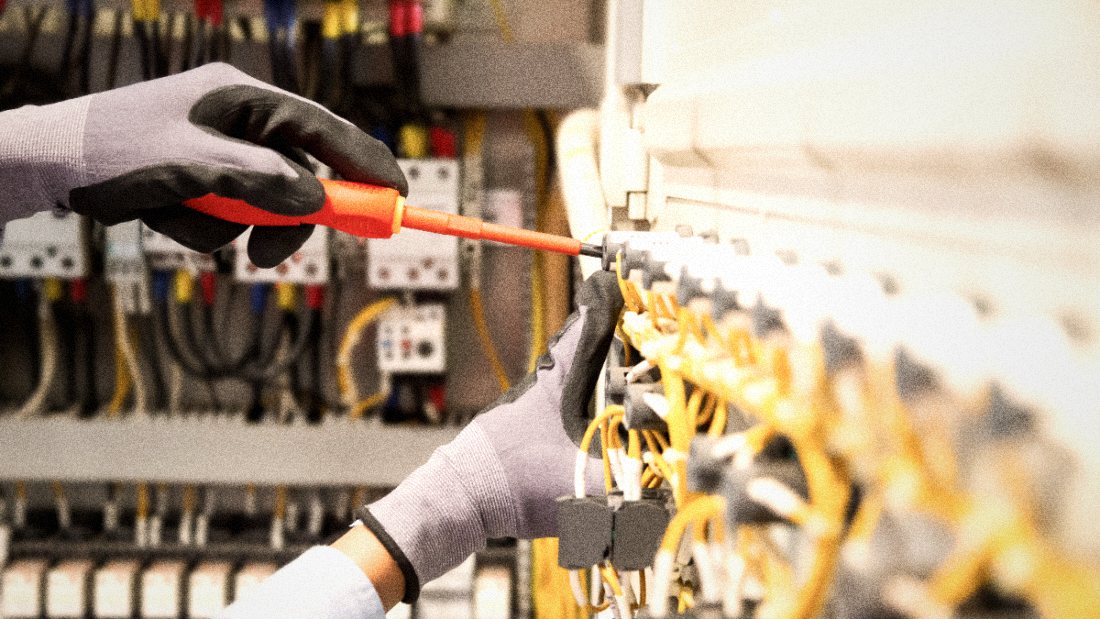 配電盤で作業する職人